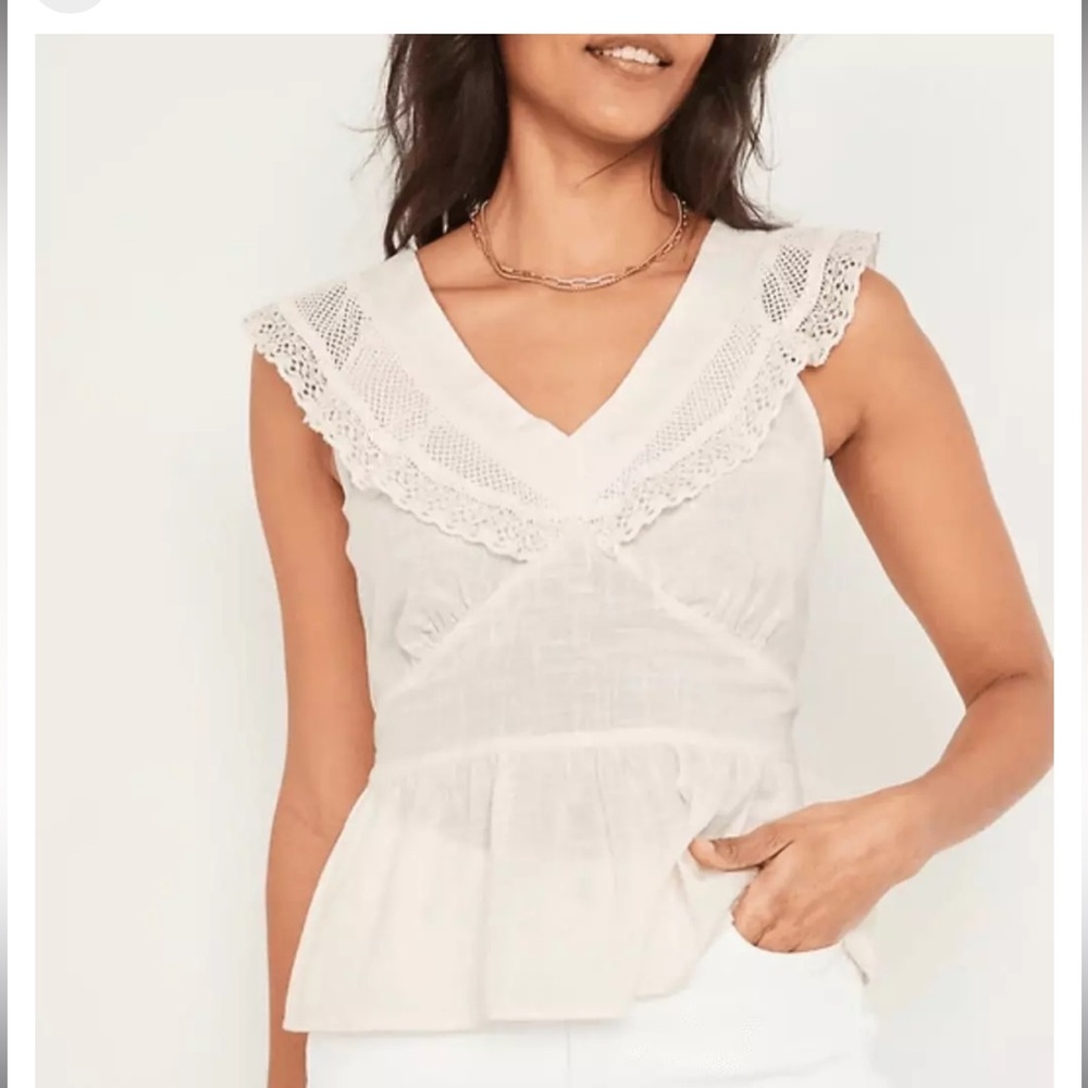 Old Navy Top Cream Sleeveless Lace Crochet V-Neck Cropped Tie Back